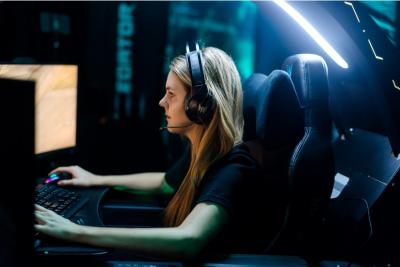 “As a gamer, I believe that skill is not determined by gender, but by your passion.” eSports Contender and Gaming Enthusiast Julia Bish Robson breaks through in a male dominated industry